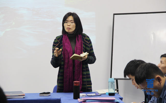 總監(jiān)助理郭伍秀對(duì)匯報(bào)進(jìn)行點(diǎn)評(píng) 廣東防水