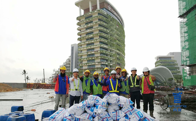 青龍董事長(zhǎng)視察森林城市并與施工隊(duì)合影 防水材料