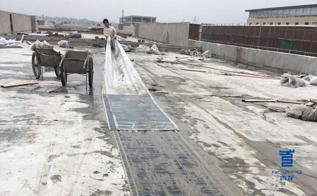 青龍工人正在做PCM防水卷材施工 防水材料