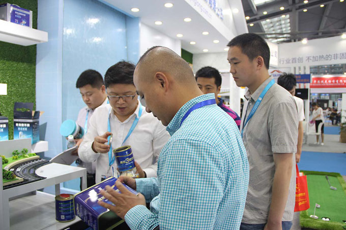 營銷總監(jiān)賀總向客戶介紹青龍3號(hào) 防水材料