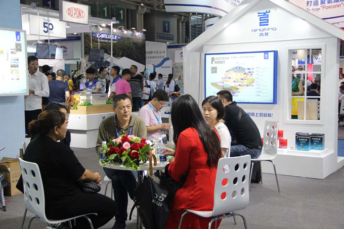 青龍董事長與客戶親切洽談 防水材料