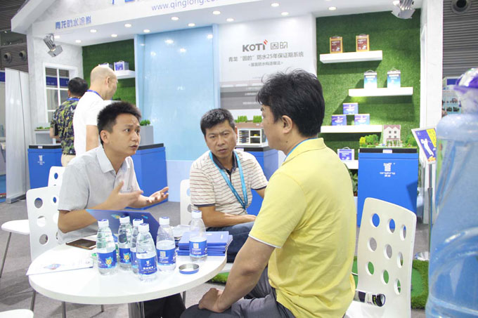 青龍工作人員與客戶洽談 防水材料