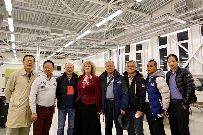 青龍董事長宋敦清與同行合影 防水材料