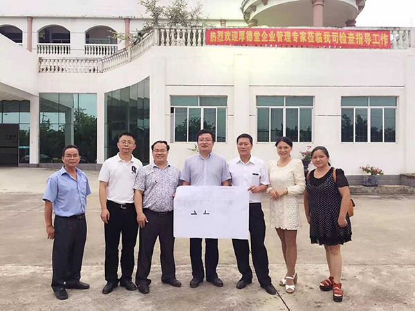 合影中展示青龍公司漂亮的數(shù)據(jù)分析表 防水卷材