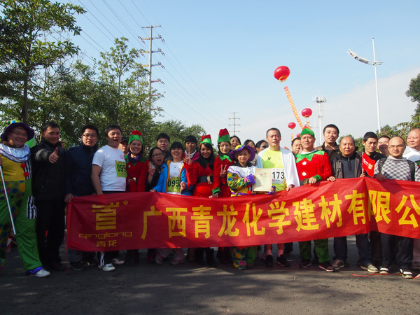 青龍團(tuán)隊(duì)合影并展示宋總成績(jī)證書(shū) 青龍公司