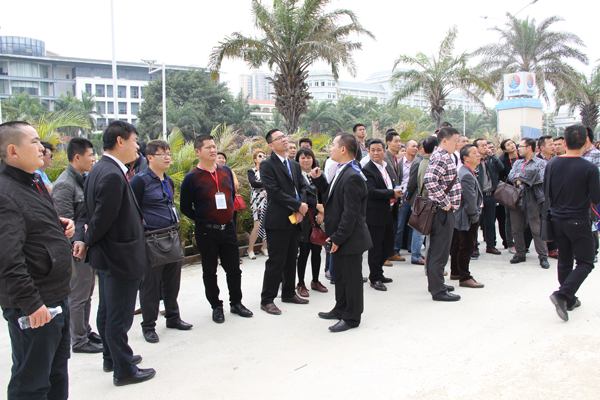 青龍GRC莫崇才經理給大家介紹迎賓壹號工藝 三亞年會