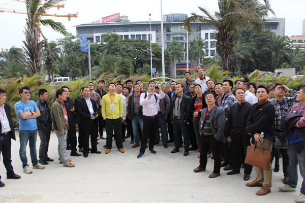 青龍董事長宋敦清先生給大家介紹迎賓壹號工藝 三亞年會