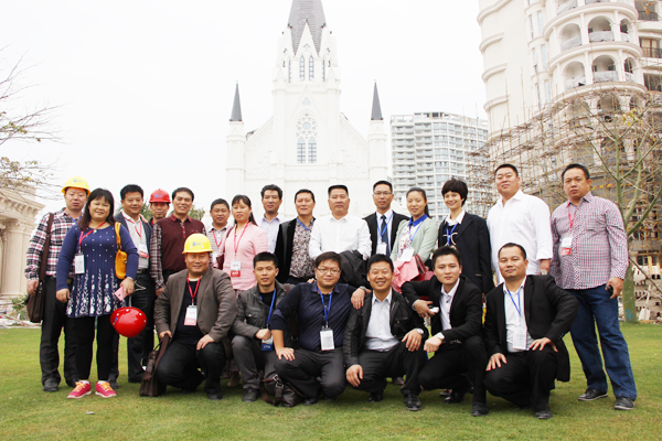 青龍人在節(jié)慶廣場合影 三亞年會