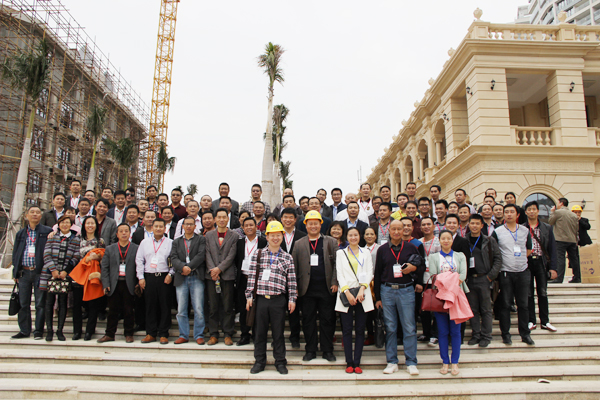 青龍人在節(jié)慶廣場合影 三亞年會