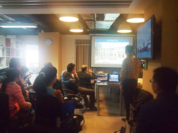 左總向參會人員介紹青龍GRC三亞節(jié)慶廣場 建筑材料