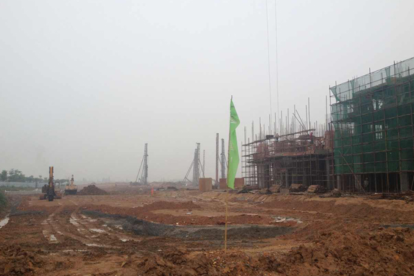 新會(huì)碧桂園待建項(xiàng)目正在緊張展開(kāi)。 防水卷材