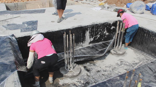 工人正進行PCM防水卷材鋪設(shè) 新會防水