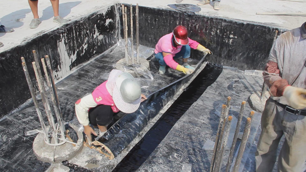 工人正進行PCM防水卷材搭接處理 新會防水