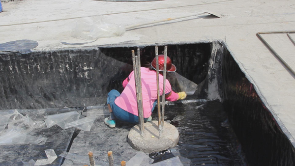 鋪設(shè)完畢后撕去卷材上的透明膜 新會防水